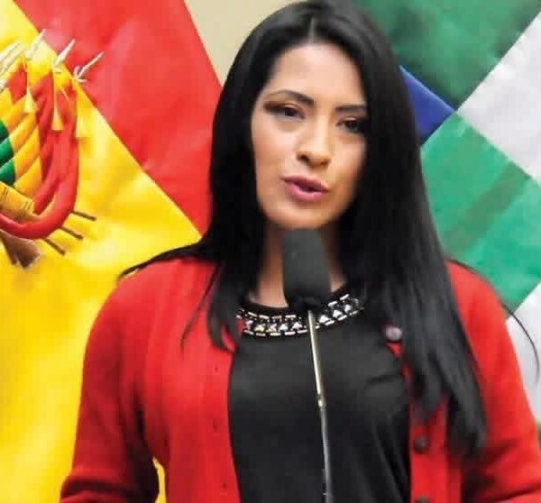Aprehenden a Wilma Alanoca tras una conferencia de prensa en La Paz