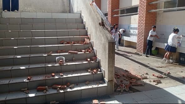 Cuatro estudiantes resultan heridos tras desprendimiento de estructura en un…
