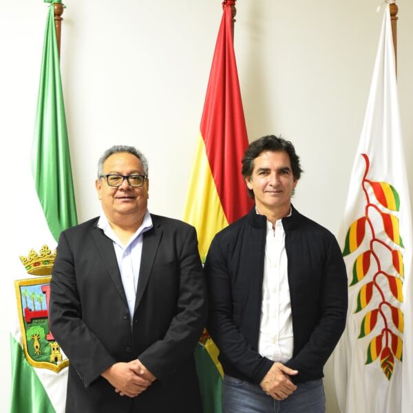 Alcaldía anuncia instalación de 400 antenas Starlink con internet gratuito para colegios de Santa Cruz