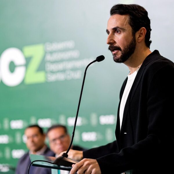 Gobernador Juan Pablo Velasco propone repartir el Impuesto a las Transacciones entre el Gobierno y las regiones