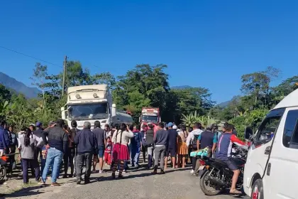 Vecinos bloquean la carretera Cochabamba–Santa Cruz en Cristal Mayu pese…