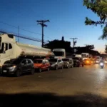 Persisten las filas por combustible y GLP; vecinos esperan desde la madrugada
