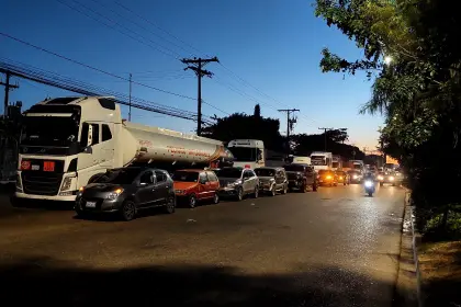 Persisten las filas por combustible y GLP; vecinos esperan desde…