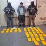 FELCN decomisa 37 paquetes de cocaína camuflados en un minibús y aprehende al…