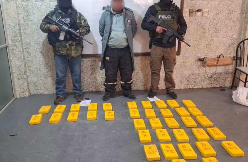 FELCN decomisa 37 paquetes de cocaína camuflados en un minibús…