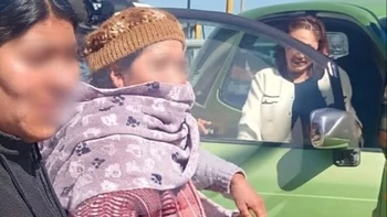 Mujer entrega a la bebé reportada como desaparecida en El Alto; la Policía investiga versiones contradictorias