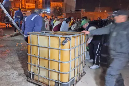 Hallan más de 10.000 litros de diésel almacenados ilegalmente tras incendio en taller de El Alto