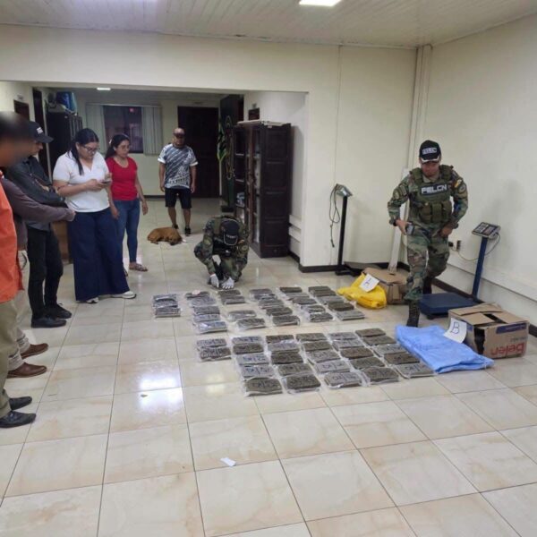 FELCN secuestra 55 paquetes de marihuana durante operativo en la ruta Rurrenabaque–Reyes