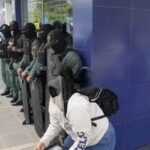 Atracador armado irrumpe en entidad financiera de Equipetrol y huye con dinero de…