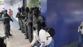 Atracador armado irrumpe en entidad financiera de Equipetrol y huye con dinero de cajas
