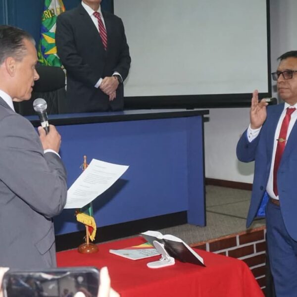 Ernesto Justiniano posesiona a Willy Pozo como nuevo Viceministro de Defensa y Cooperación al Desarrollo Integral