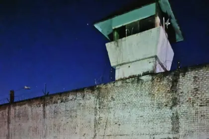 Aprehenden a tres policías por la fuga de dos reclusos del penal de Palmasola