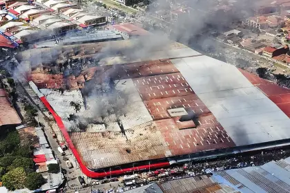 Barrio Lindo: Fiscalía indaga el origen del incendio y apunta a un sector de venta de útiles y pirotecnia