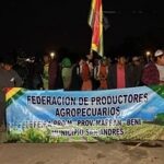 Instalan bloqueo en la carretera Santa Cruz–Beni en rechazo al decreto del diésel