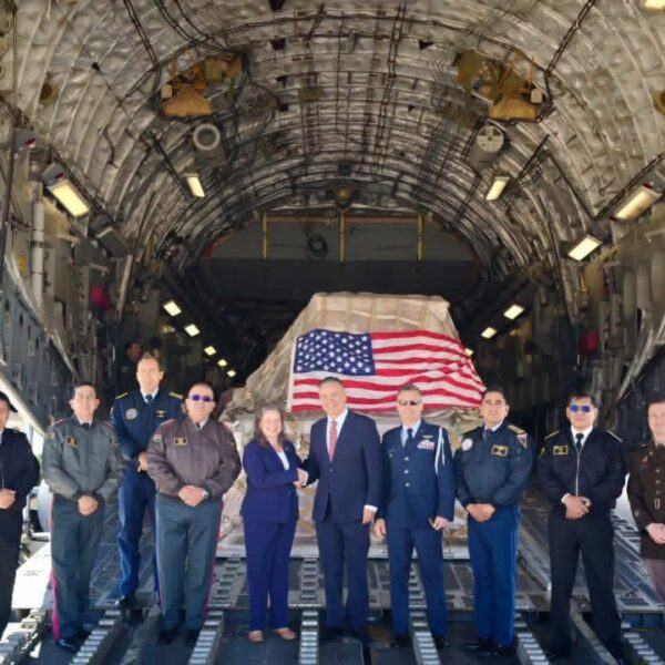 Avión C-17 de EE.UU. llega a Bolivia con equipos y suministros para las FFAA