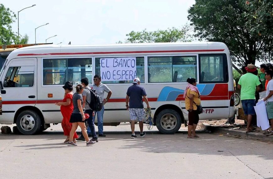 Micreros marchan en Santa Cruz y exigen una tarifa transitoria&hellip;