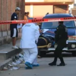 Fiscalía investiga posible vínculo entre dos asesinatos registrados con minutos de diferencia en…