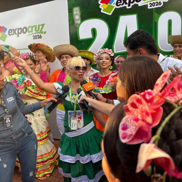 Expocruz 2026 ya está en marcha y una filipina fue la primera en ingresar