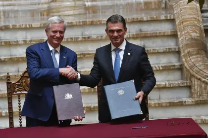 Bolivia y Chile firman cinco acuerdos para fortalecer la cooperación bilateral