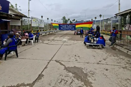 Bagalleros paralizan el paso fronterizo con Argentina por medidas aduaneras