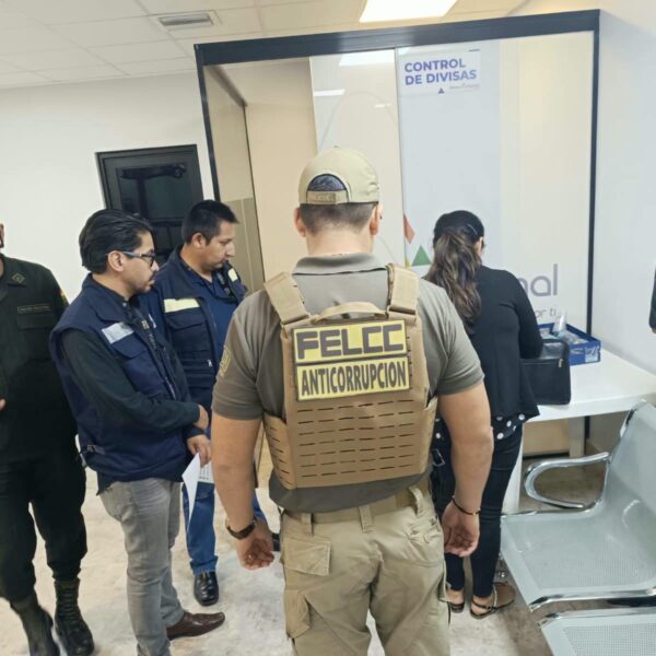 ARRESTAN A FUNCIONARIO DE MIGRACIÓN EN VIRU VIRU POR PRESUNTOS COBROS ILEGALES A SEIS EXTRANJEROS