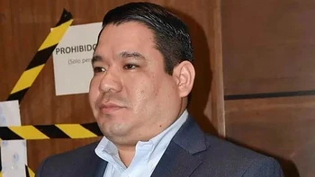 CUATRO POLICÍAS APREHENDIDOS Y UNA POSIBLE FUGA BAJO INVESTIGACIÓN EN EL CASO RÓGER MARIACA