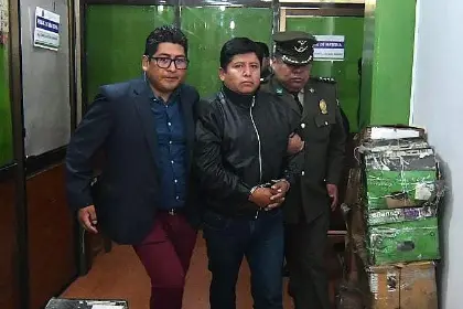 JUAN CARLOS HUARACHI ES TRASLADADO A LA PAZ TRAS REVOCARSE SU DETENCIÓN DOMICILIARIA