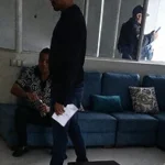 APREHENDEN A JHONNY FERNÁNDEZ TRAS ALLANAMIENTO: LO ENCONTRARON EN UNA HABITACIÓN CERRADA CON…