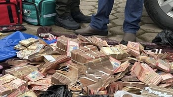 POLICÍA HALLA FAJOS DE DINERO EN UNA AMBULANCIA QUE SALIÓ…