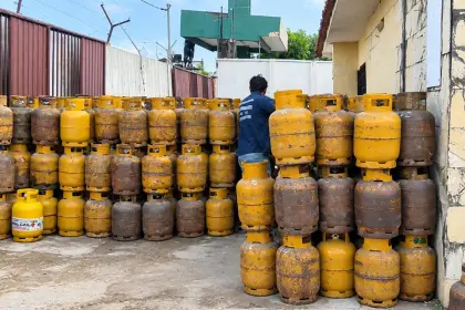 Distribución de garrafas vuelve a los barrios de Santa Cruz tras acuerdo con el Gobierno